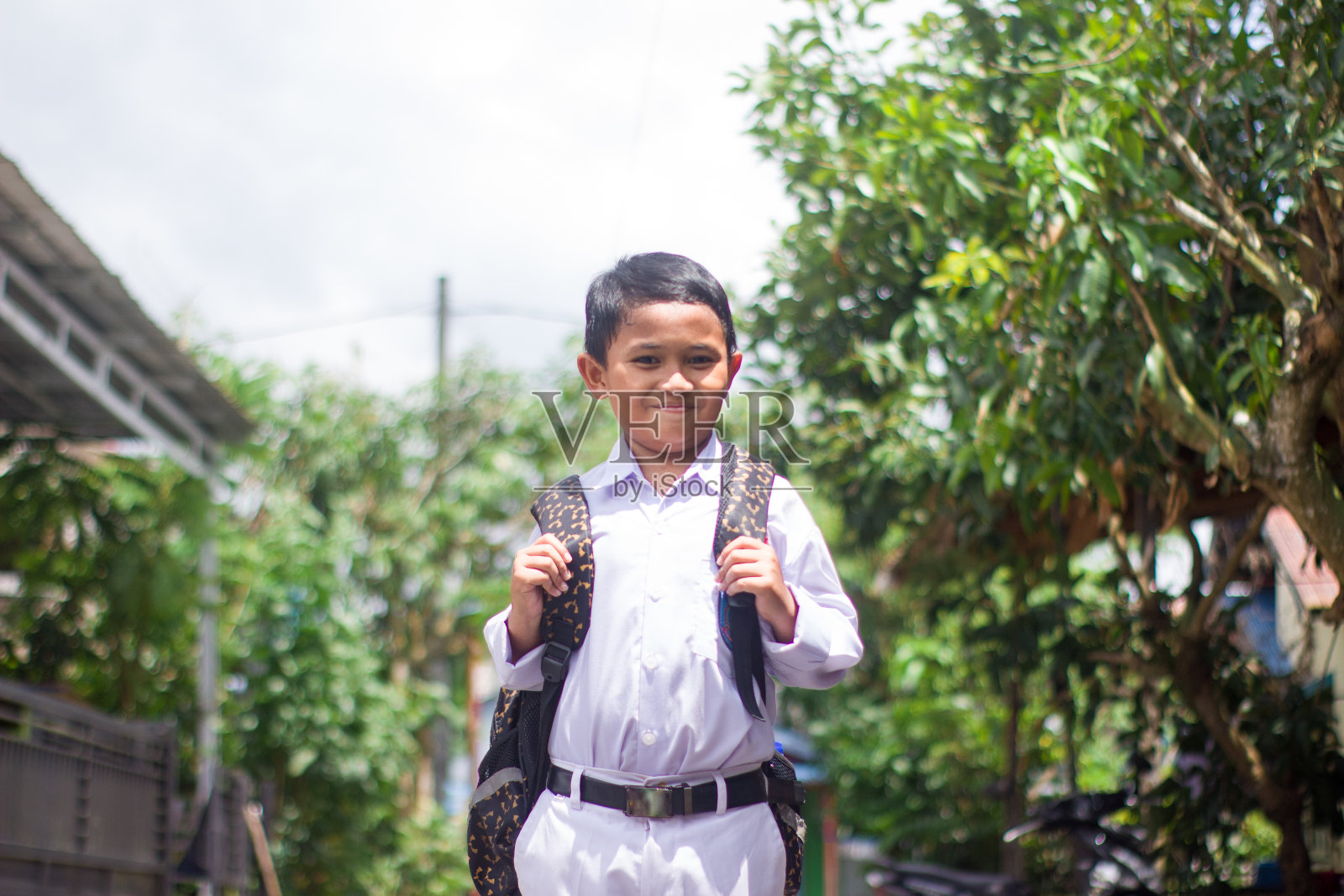 穿着制服的印尼学生步行上学照片摄影图片