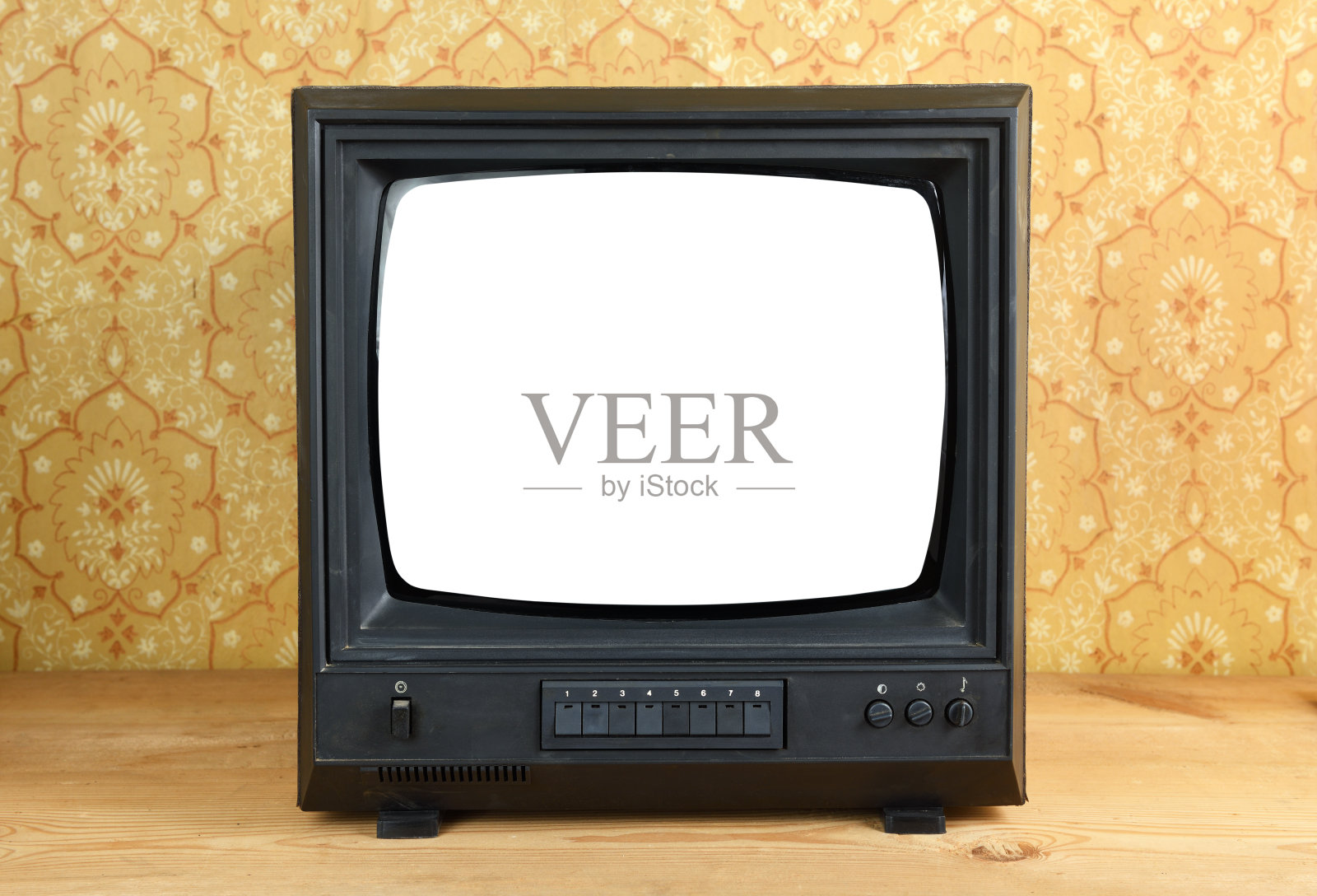 古董电视，白色屏幕在一个古董木柜子上，老设计在一个20世纪八九十年代风格的房子里。照片摄影图片