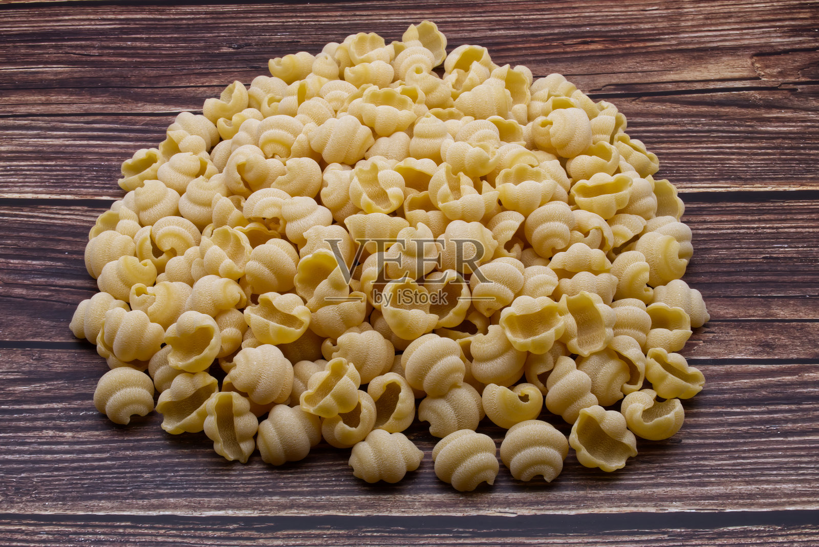 生意大利汤圆纳波利塔尼面食孤立在木制背景照片摄影图片