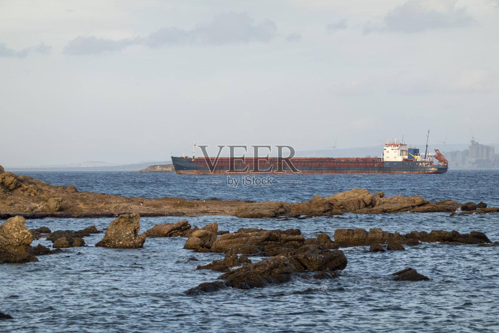 载重货船航行照片摄影图片
