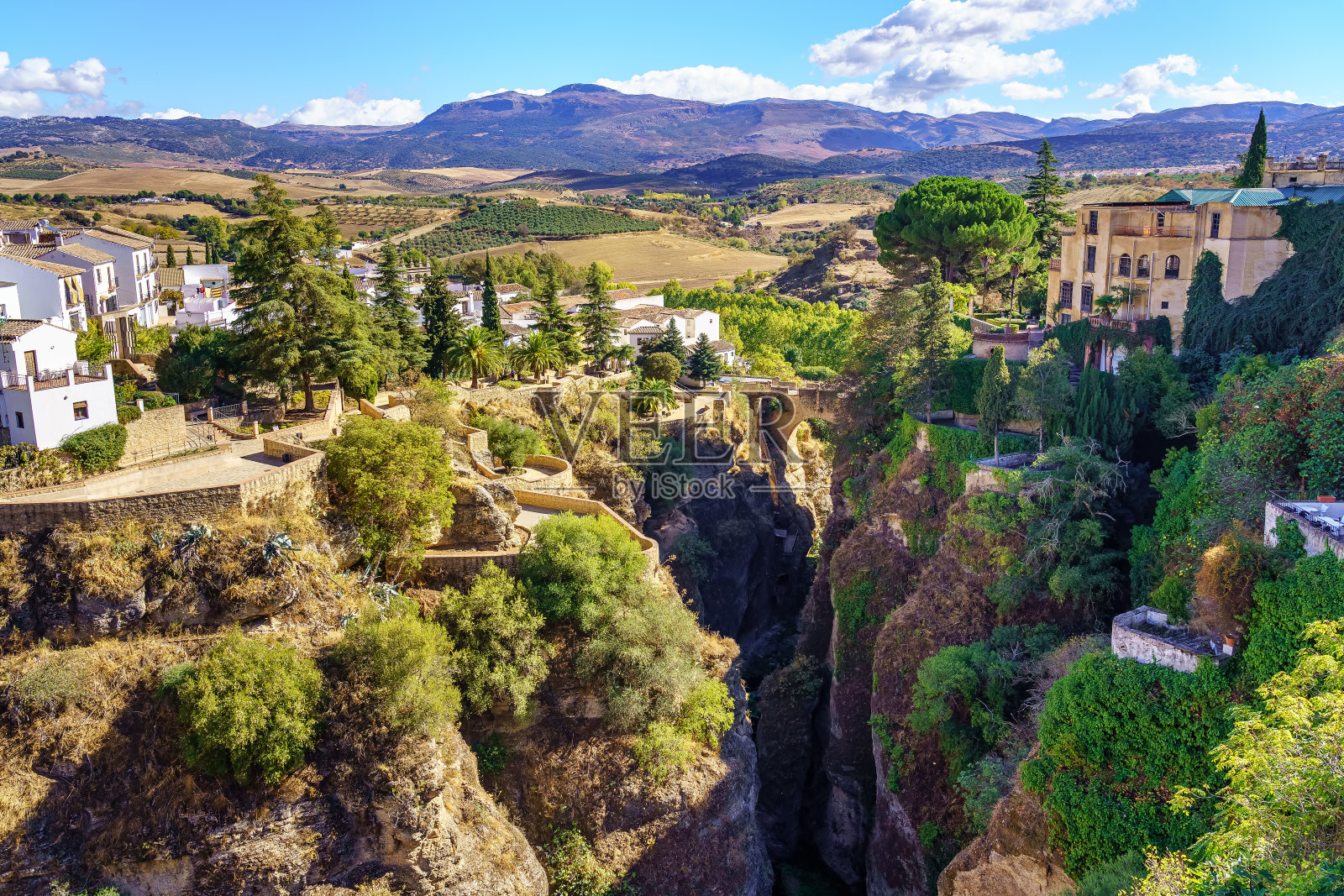 美丽的山地景观安达卢西亚房屋在山上形成的峡谷河，隆达马拉加。照片摄影图片