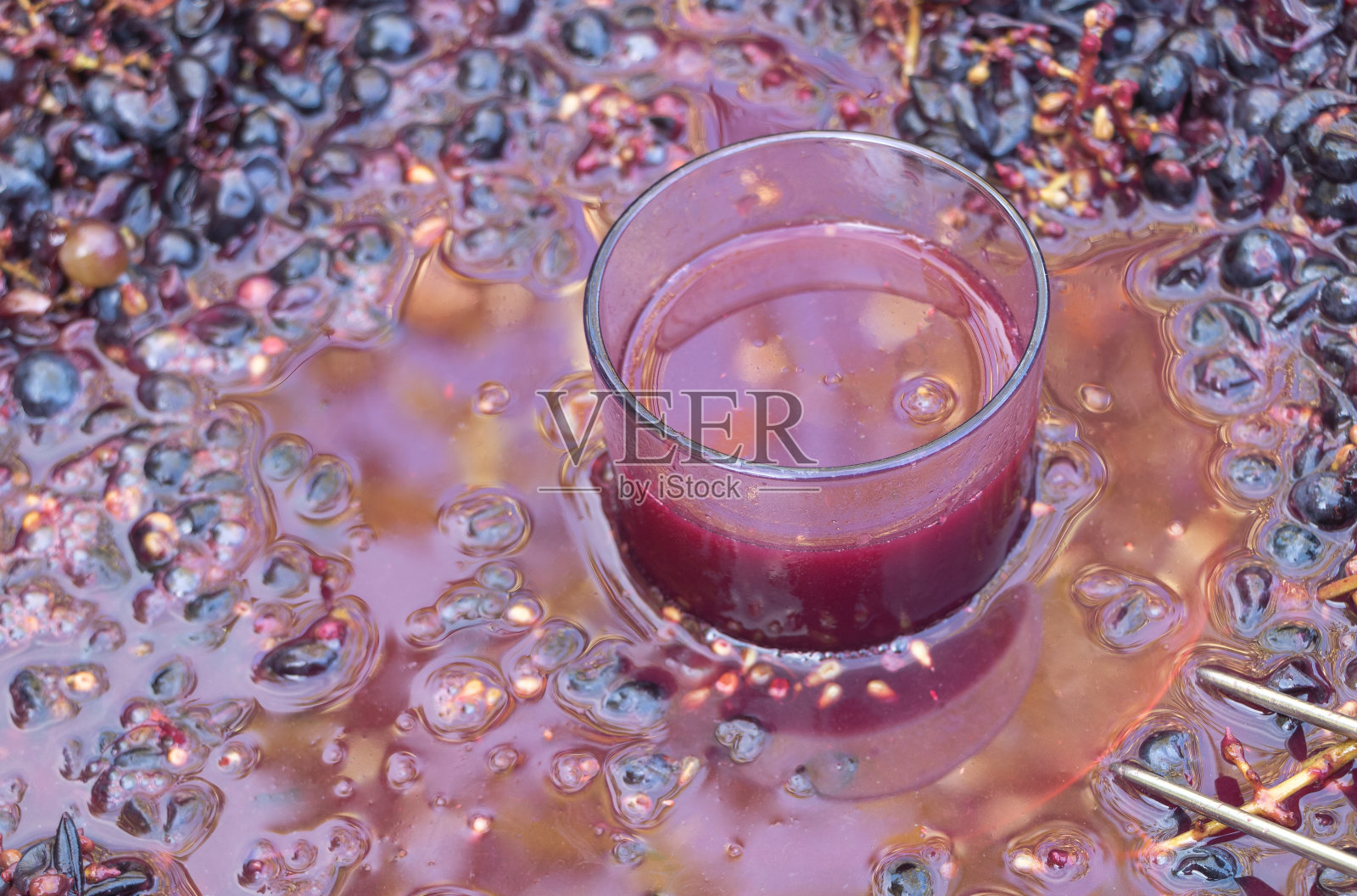 一杯红酒和新鲜的新酒汁供品尝。酿酒概念照片摄影图片