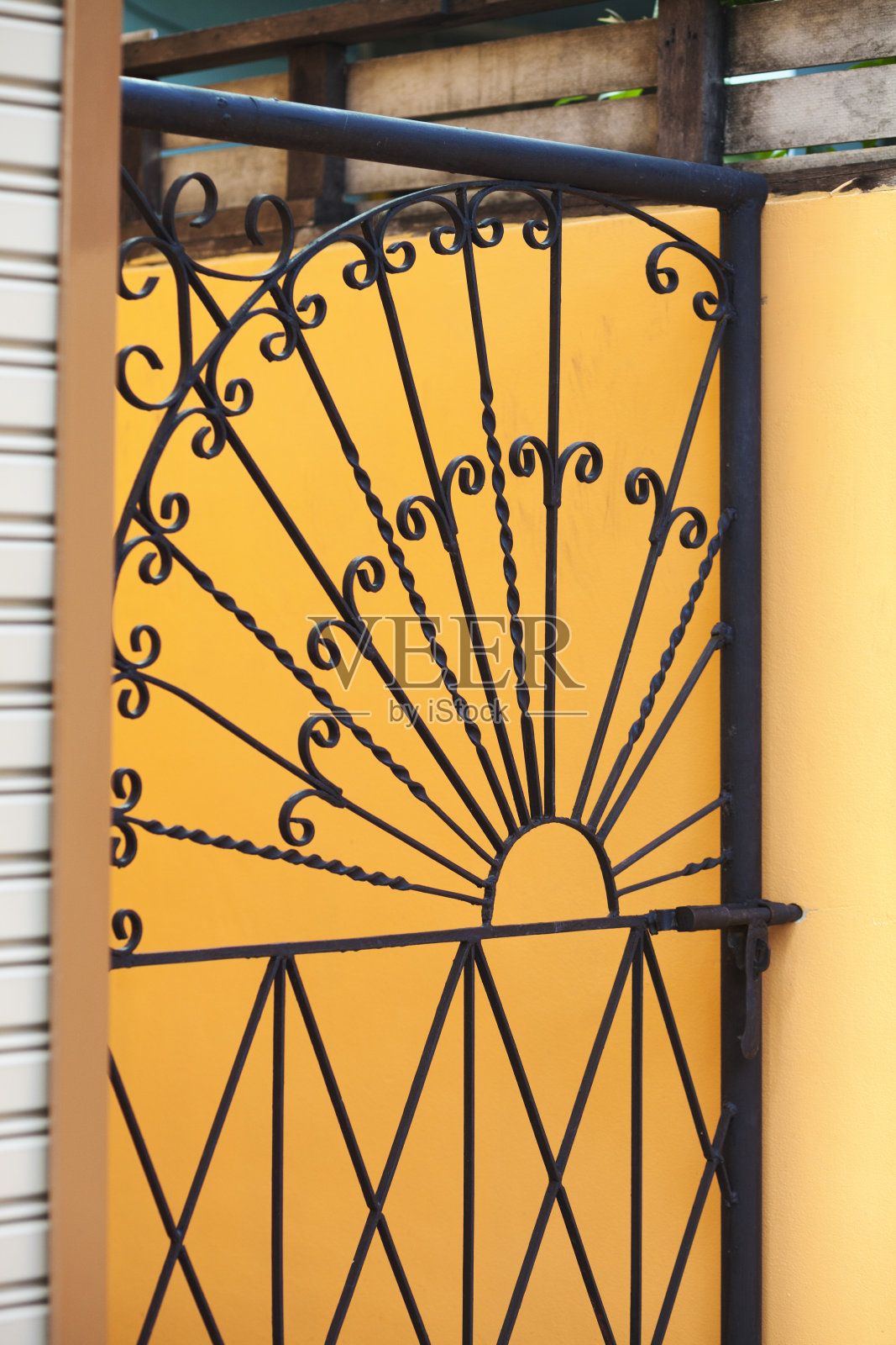 大门入口和黄色墙壁照片摄影图片