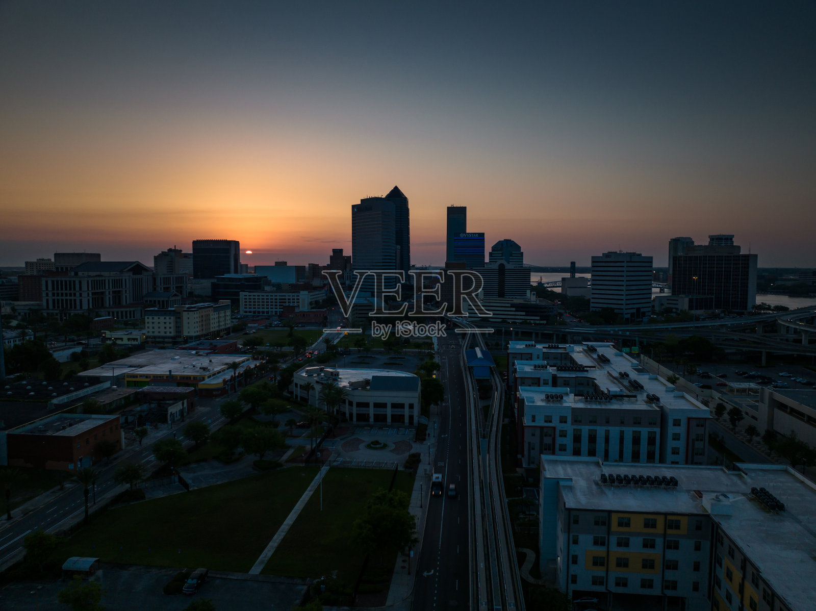 太阳上升单轨进入杰克逊维尔市中心-空中照片摄影图片