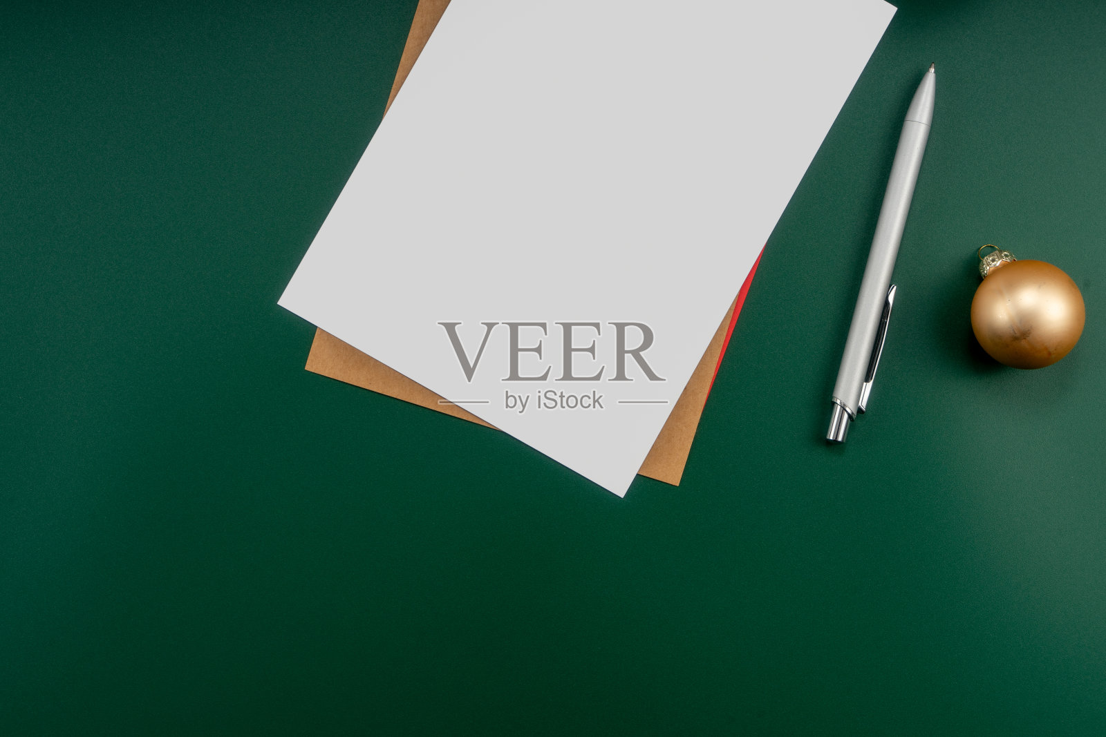 家庭办公室桌子与圣诞装饰，键盘，纸质笔记本。圣诞节的工作区。照片摄影图片