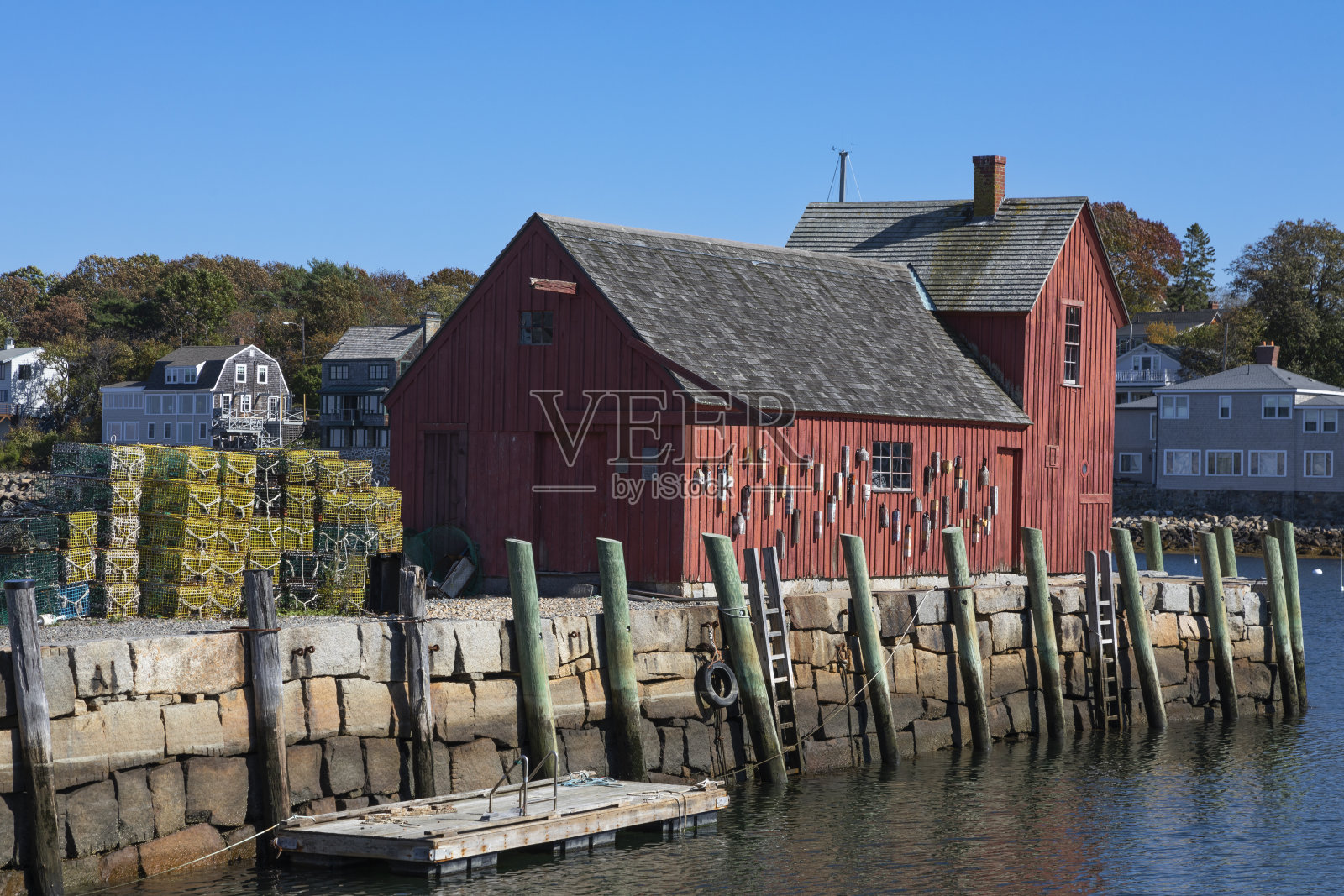 水边的红色木制渔房照片摄影图片