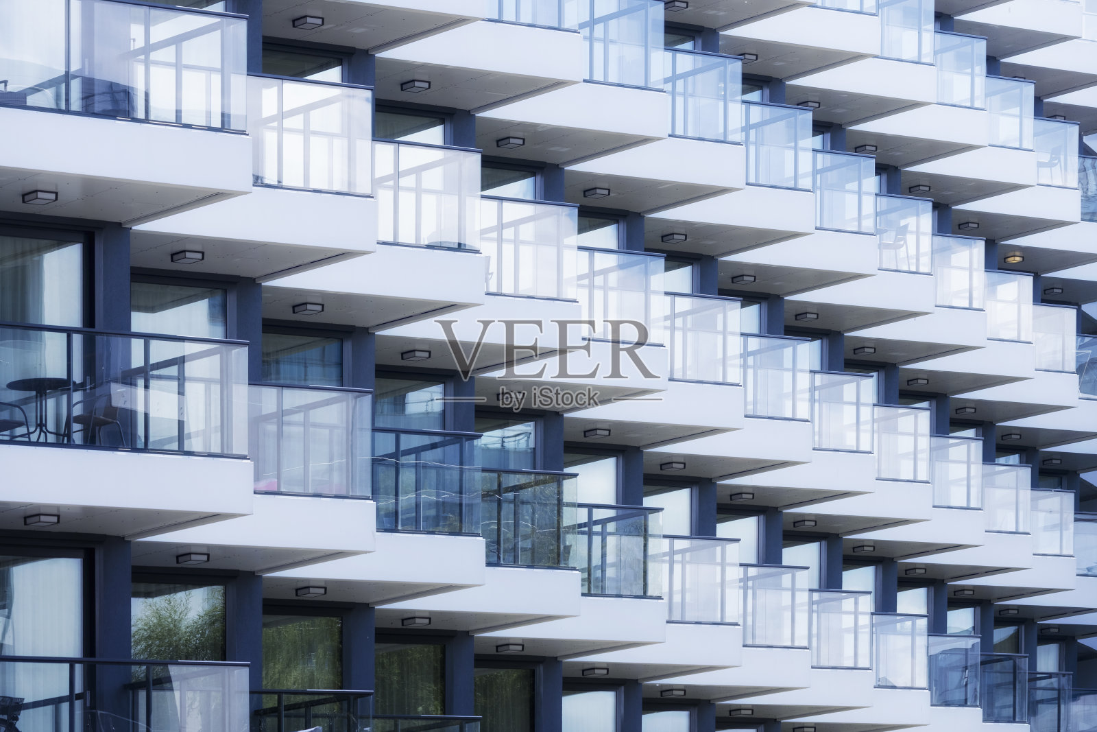 现代公寓楼的阳台照片摄影图片