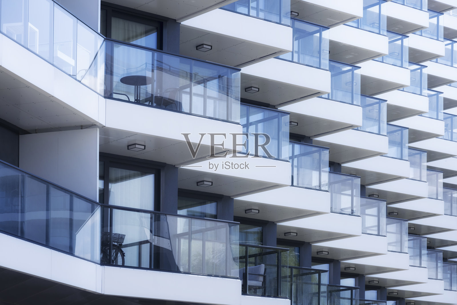 现代公寓楼的阳台照片摄影图片