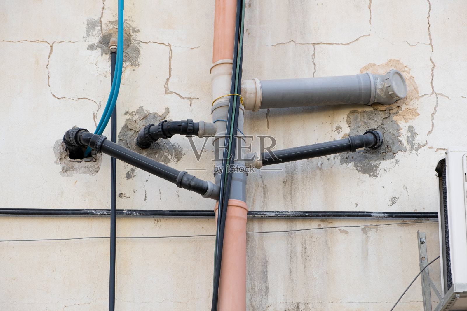 以色列建筑物外墙上的水管和排污系统管道安装照片摄影图片