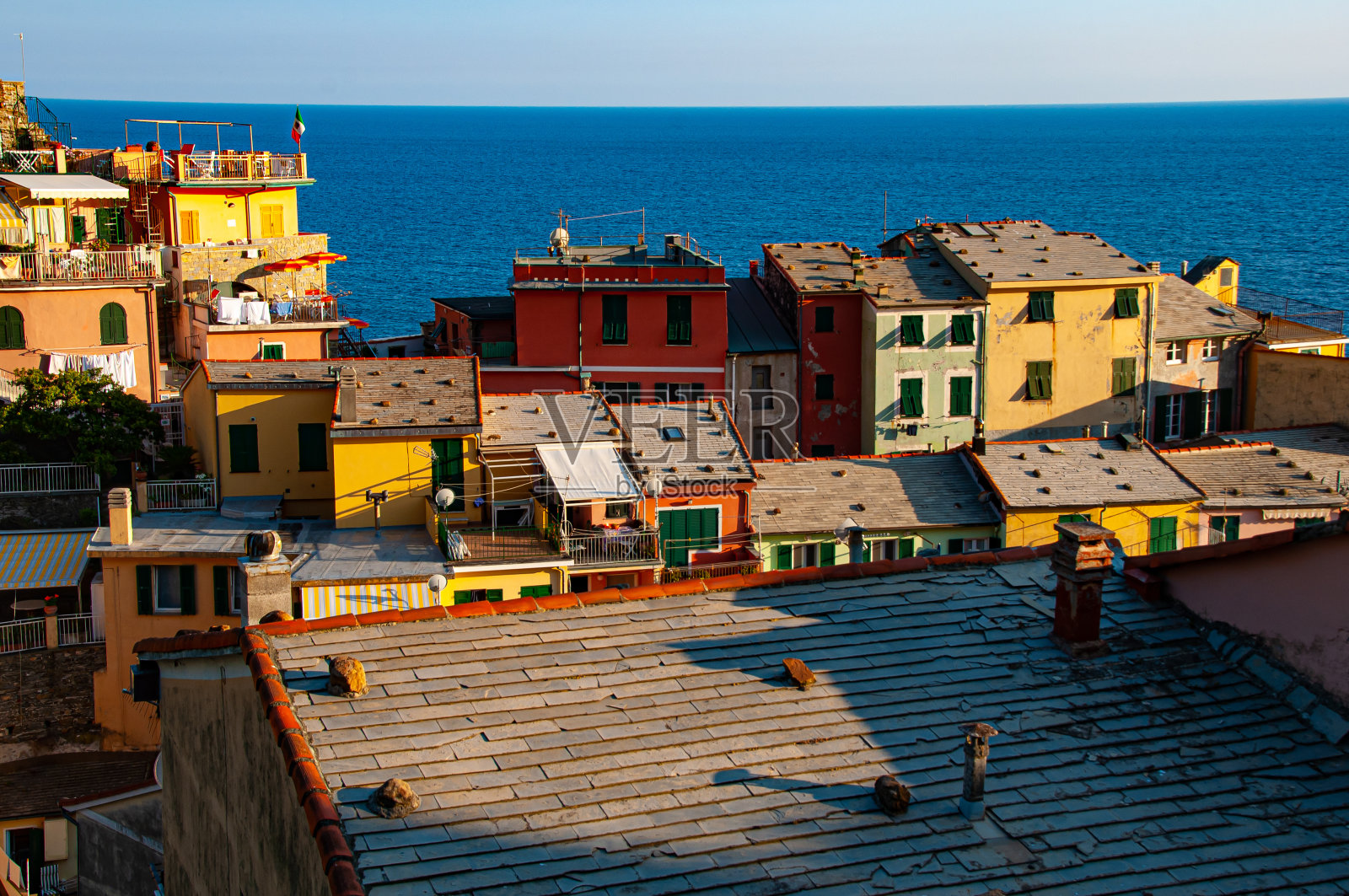 日落时分的屋顶和地中海照片摄影图片