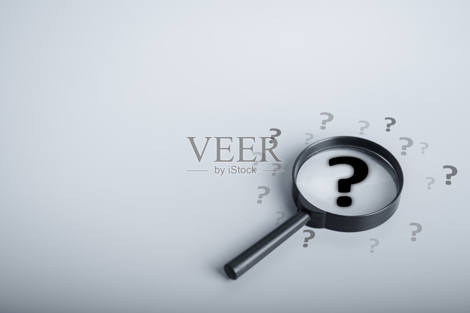 放大镜和问号符号图标。问题和根本原因分析的概念。复制背景或文本的空间。照片摄影图片