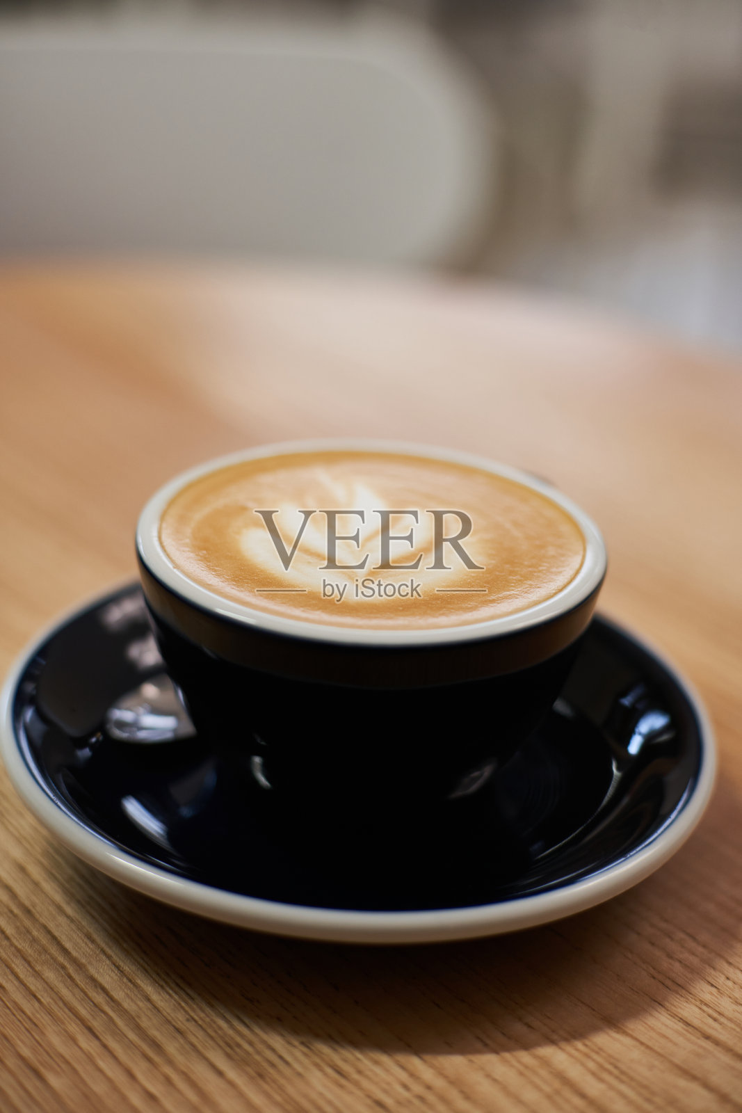 咖啡桌上的一杯咖啡。卡布奇诺或拿铁杯。享受独处的时光照片摄影图片