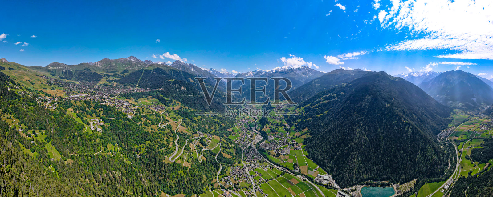 韦尔比耶滑雪村上空的鸟瞰图照片摄影图片