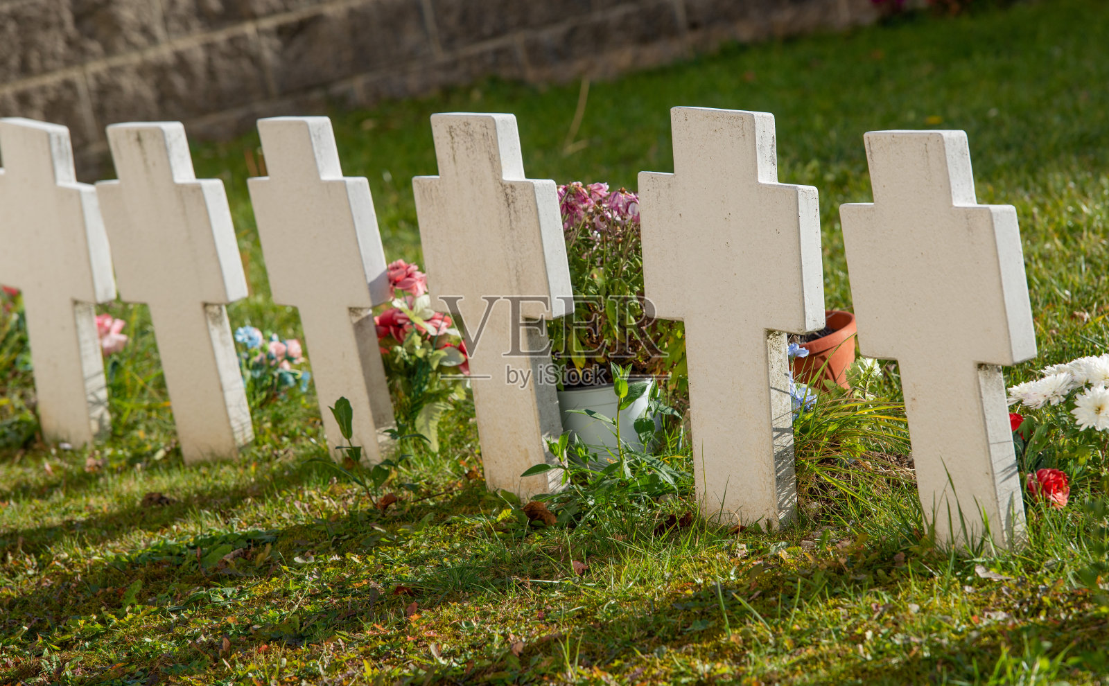 废弃墓地的十字架照片摄影图片