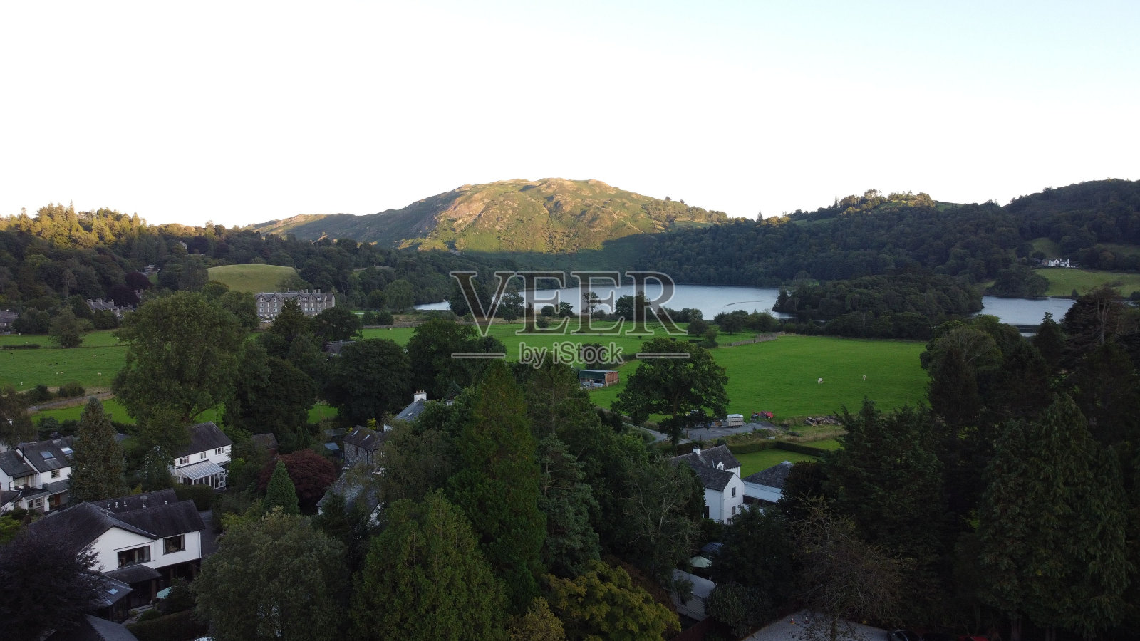 新西兰格拉斯米尔湖附近乡村绿地的鸟瞰图照片摄影图片