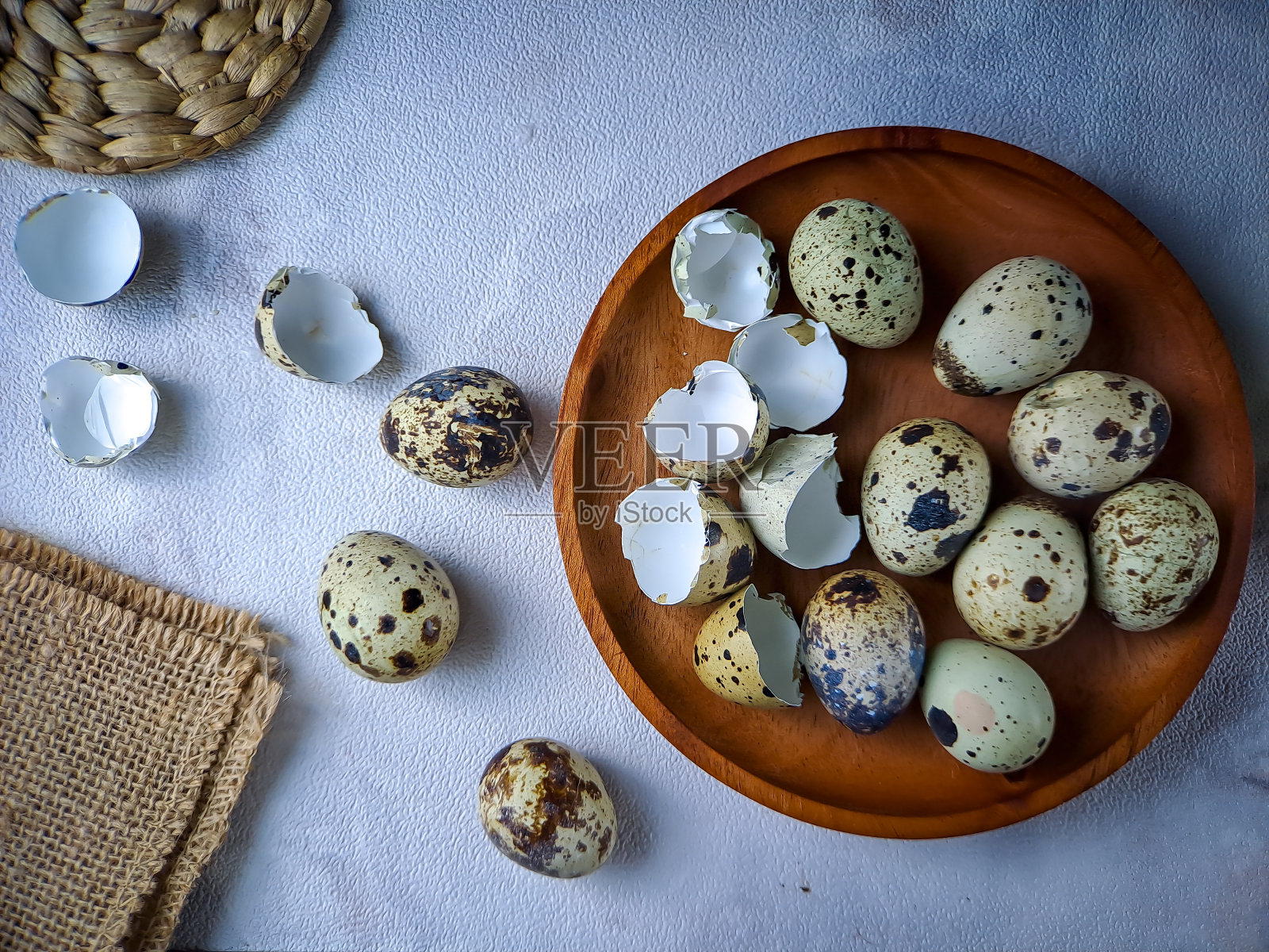 来自鹌鹑的鹌鹑蛋，一堆鹌鹑蛋放在木制盘子上，背景是白色的墙壁照片摄影图片