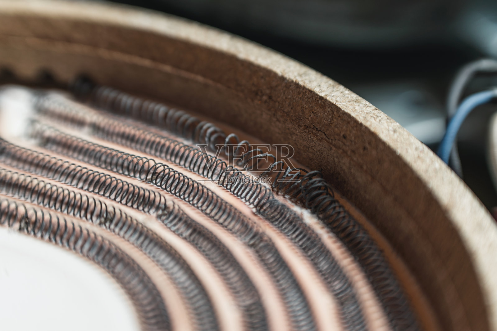 拆卸的电燃烧器烧毁的加热元件，电线和电缆照片摄影图片