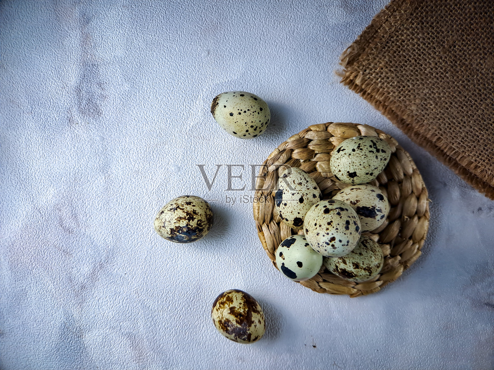 来自鹌鹑的鹌鹑蛋，一堆鹌鹑蛋放在木制盘子上，背景是白色的墙壁照片摄影图片