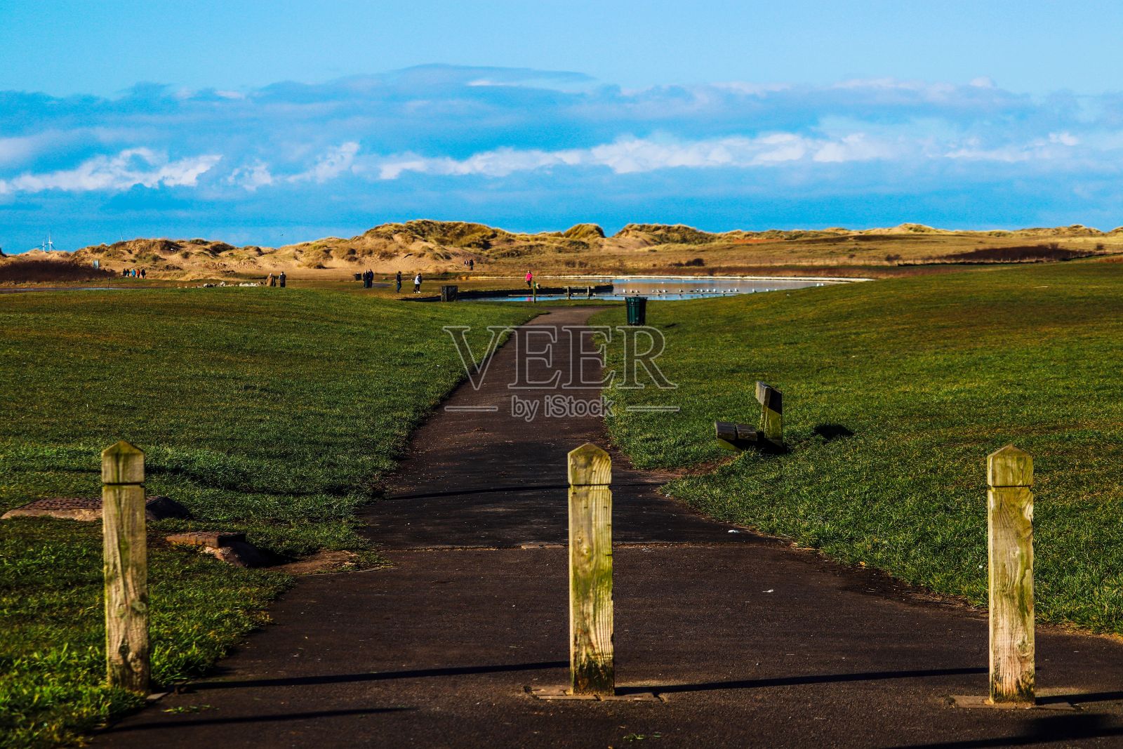通往乡村湖泊的狭窄道路照片摄影图片