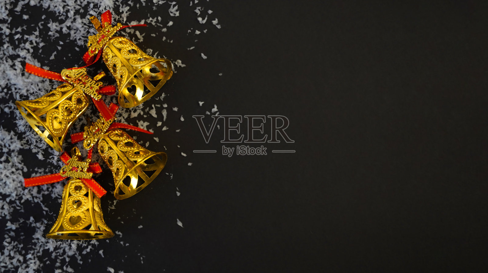 美丽的黑色圣诞背景明信片，传单，横幅。圣诞树枝和圣诞球和玩具照片摄影图片