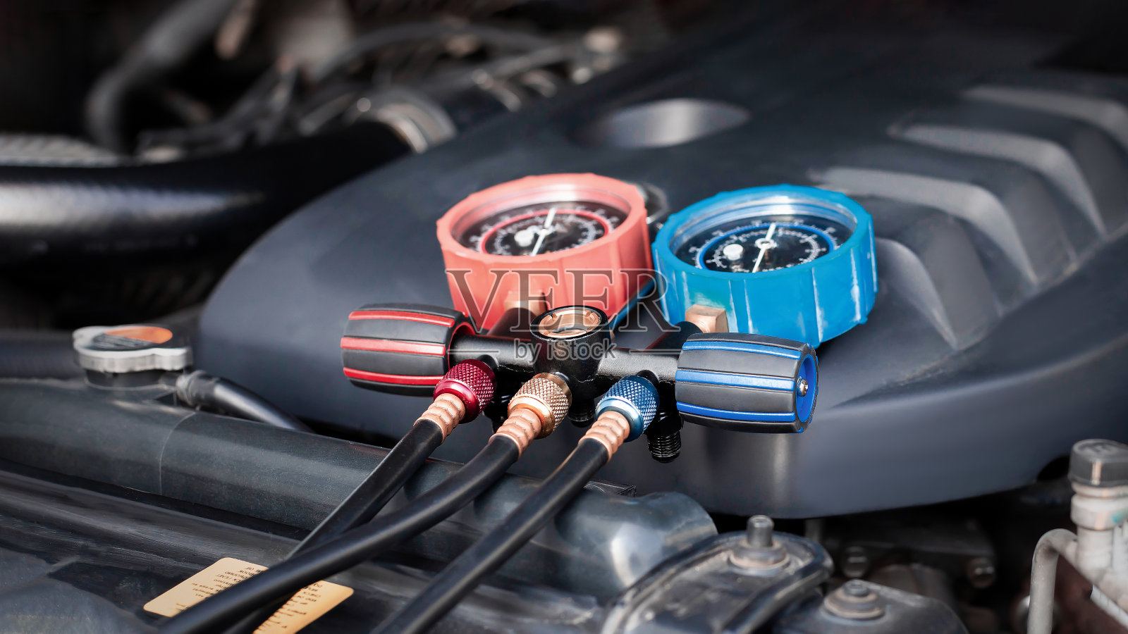 汽车空调检查服务，检漏，充制冷剂。照片摄影图片