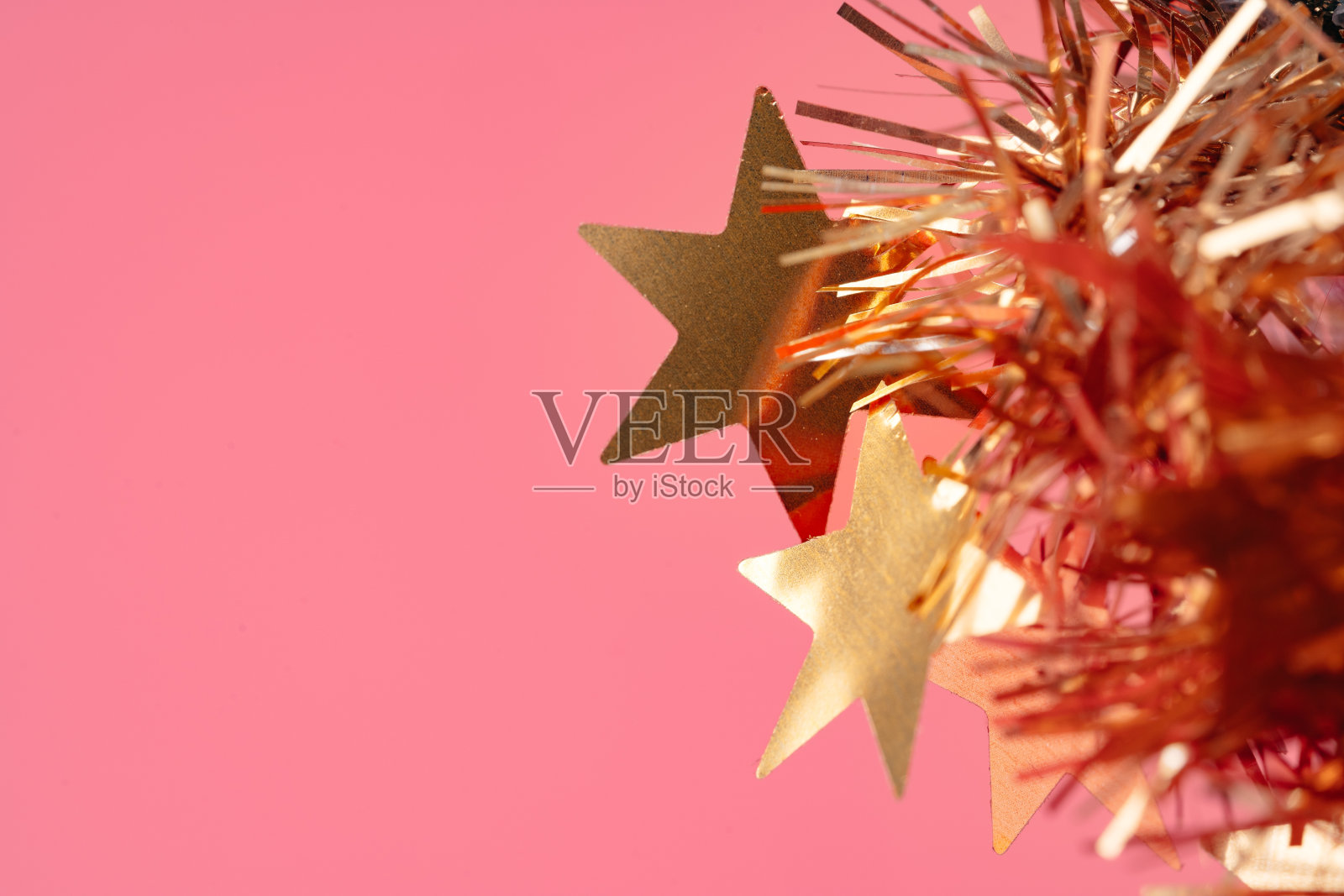 彩色金属丝圣诞装饰特写在粉红色的背景照片摄影图片