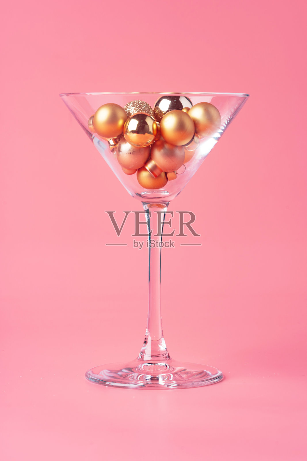 玻璃与圣诞装饰粉红色粉彩背景照片摄影图片