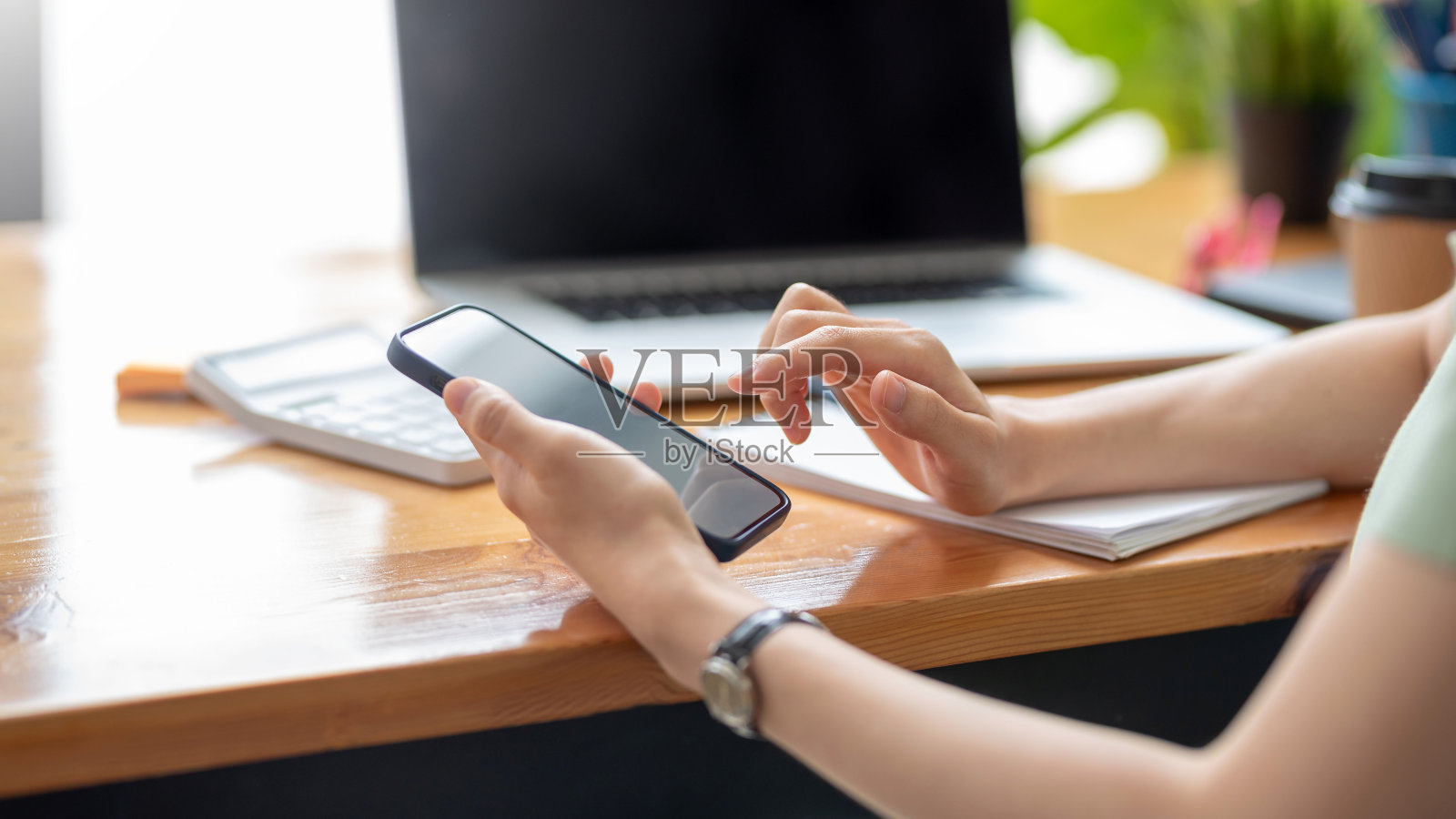 女性用手机发短信、工作或玩社交媒体。照片摄影图片