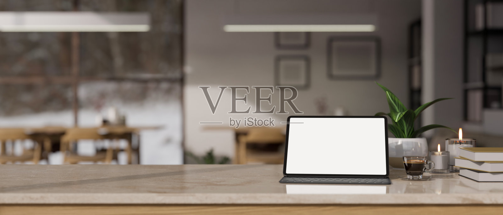 桌面与平板电脑模型和复制空间对模糊背景的联合办公空间照片摄影图片