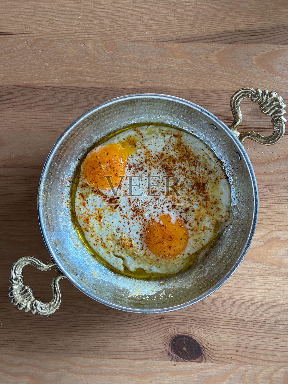 早餐铜碗香辣煎蛋。照片摄影图片