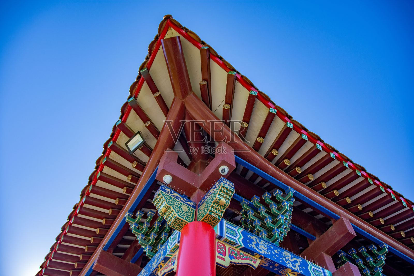 紫禁城屋顶在阳光明媚的晴空下的低角度特写，中国北京照片摄影图片