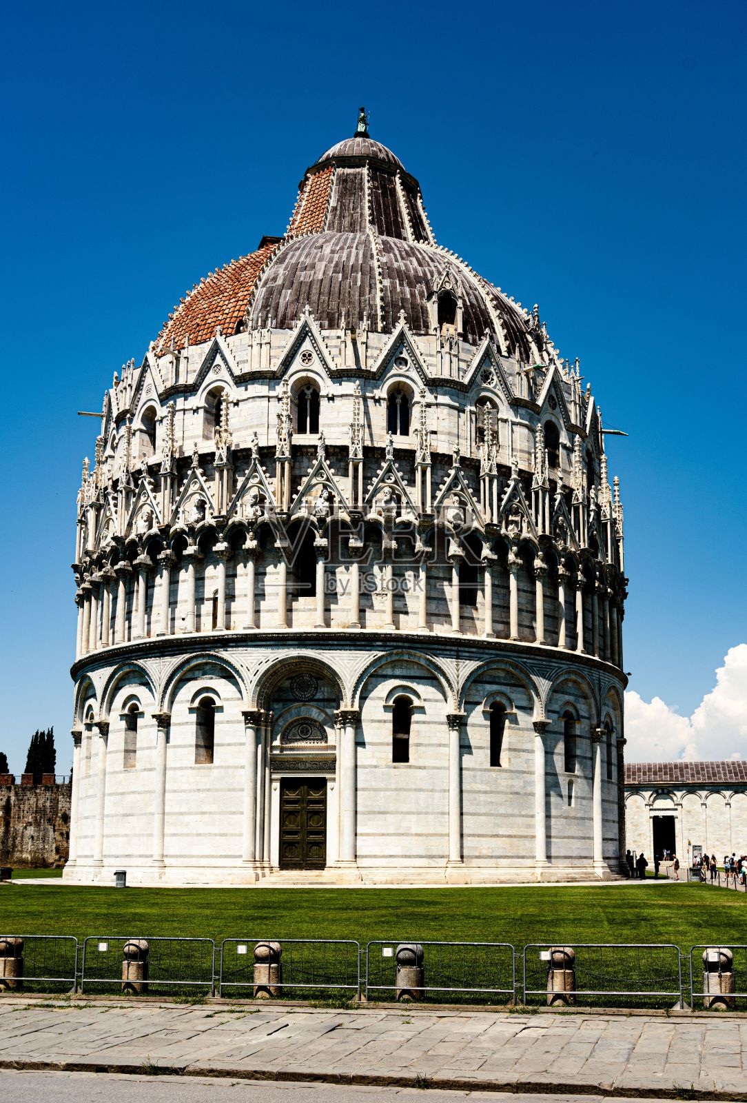 垂直拍摄的洗礼与美丽的罗马式和哥特式风格的建筑照片摄影图片