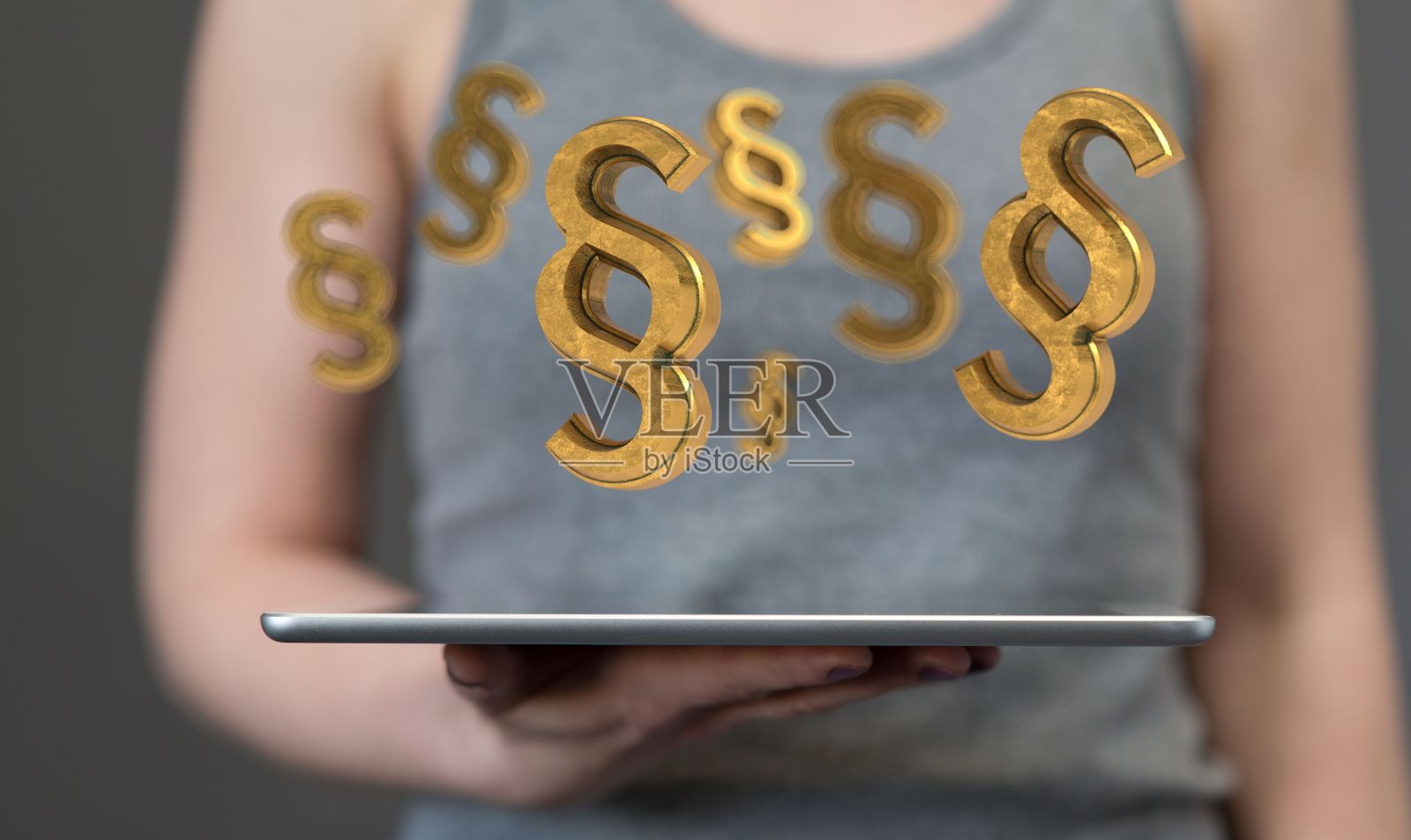 一名妇女在她的平板电脑上展示有插图的段落照片摄影图片