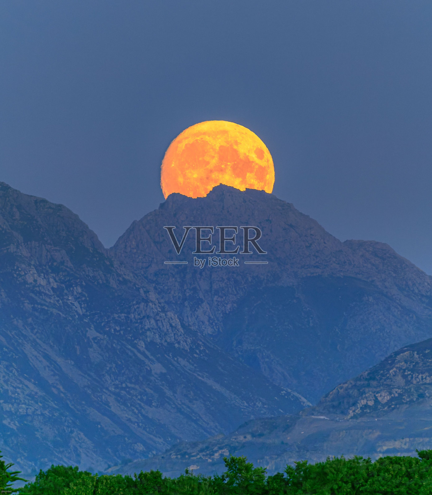 超级月亮，超级大的月亮，从山上升起照片摄影图片