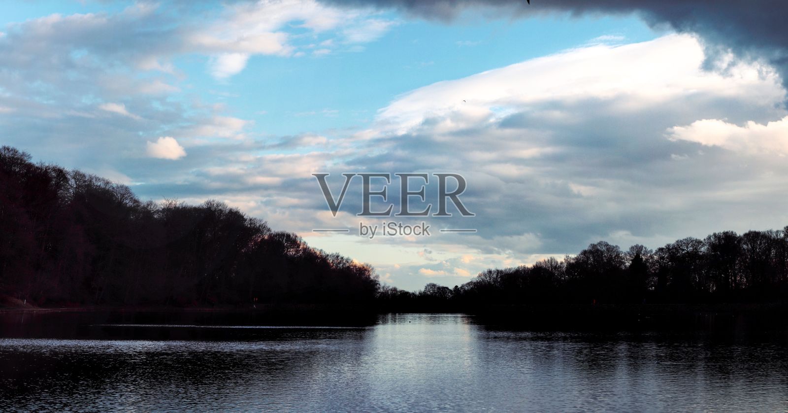 绿树环湖，碧水云天下，景色秀丽照片摄影图片