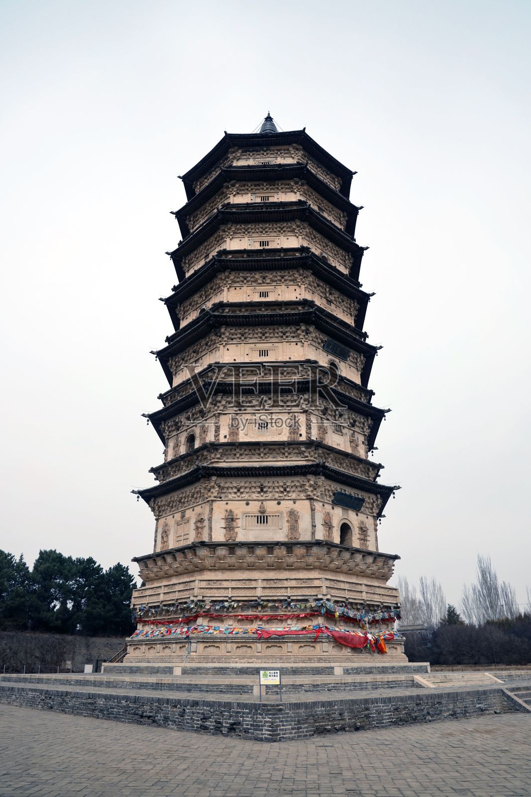 中国呼和浩特市万步华燕经宝塔的垂直低角度天际线照片摄影图片