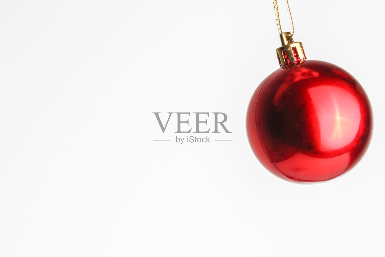 白色背景的红色圣诞球。照片摄影图片