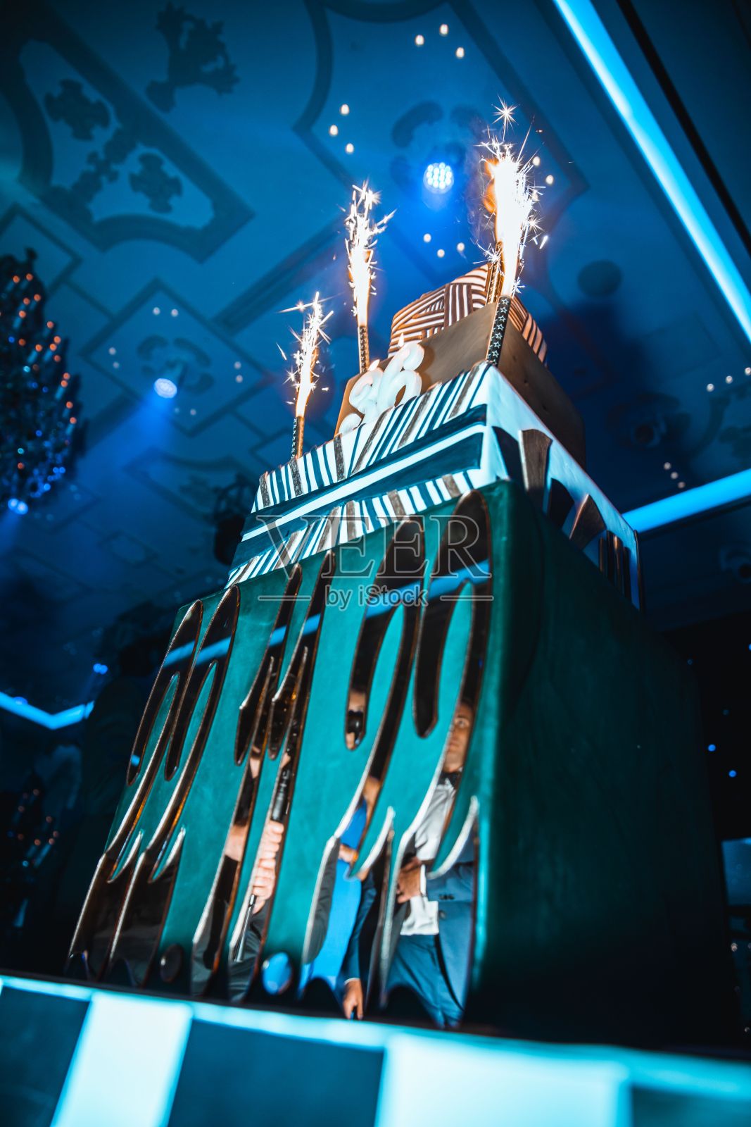 22年11月22日，垂直低角度拍摄一个生日蛋糕，上面有烟火和36毫米口径的蜡烛照片摄影图片