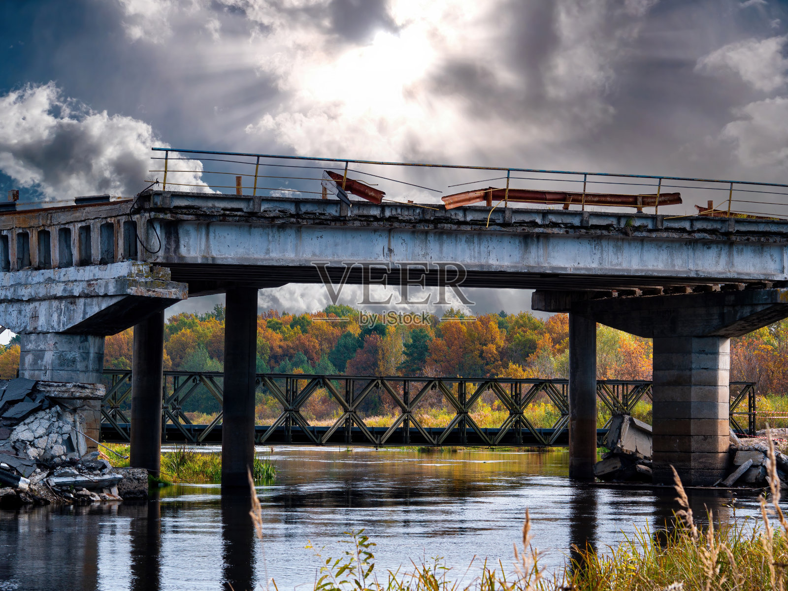 被毁的汽车钢筋混凝土桥横跨河流。照片摄影图片