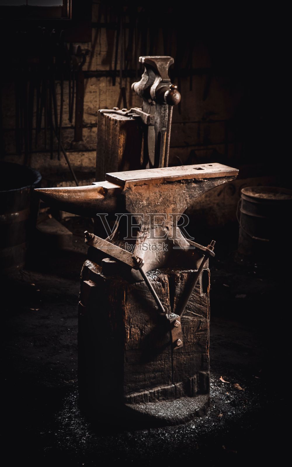 农村作坊里的旧铁砧照片摄影图片