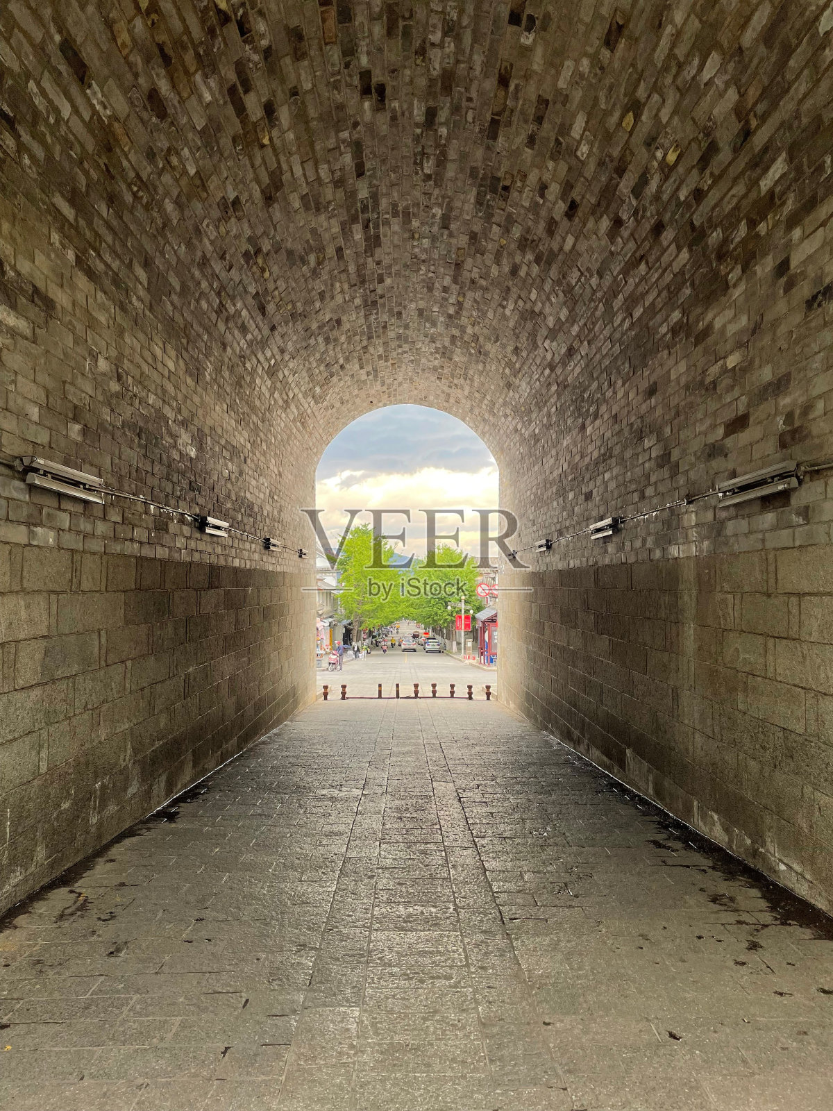 垂直拍摄的石头隧道与美丽的景色在大理，中国照片摄影图片