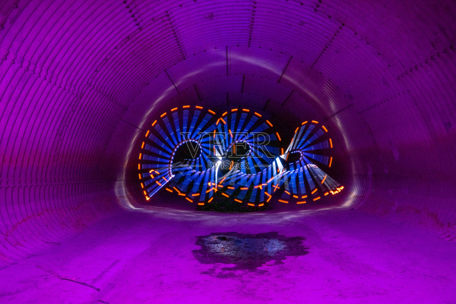 明亮的光波在黑暗的隧道中流动的美丽镜头照片摄影图片