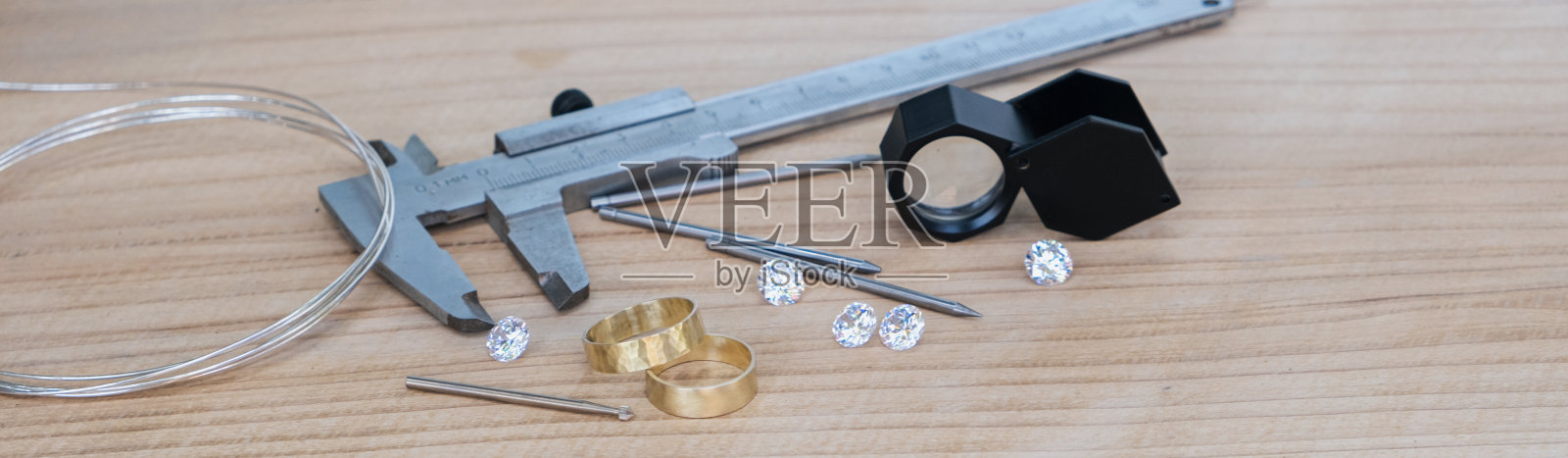 专业工具制作工艺珠宝工作台。制作结婚戒指。奢侈钻石横幅文案空间背景照片摄影图片