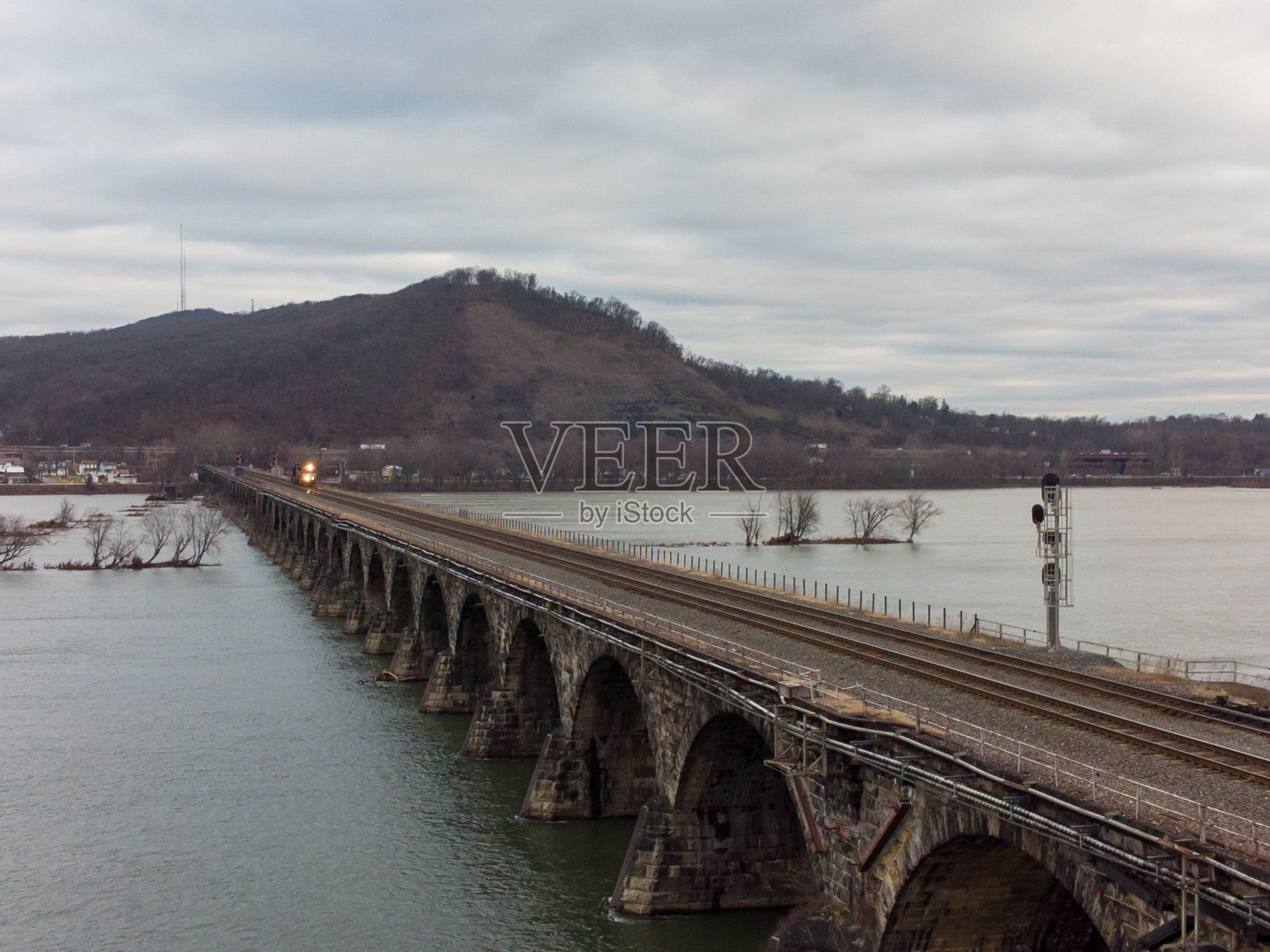 罗克维尔大桥横跨萨斯奎哈纳河，背景是岩石悬崖照片摄影图片