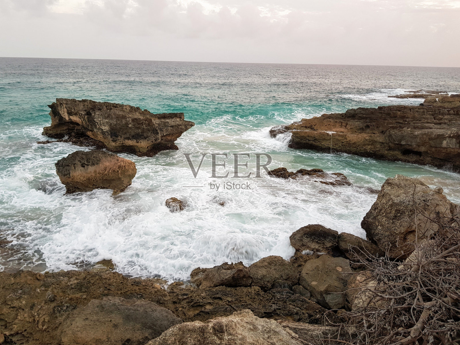 瓜德罗普岛的岩石和大海照片摄影图片