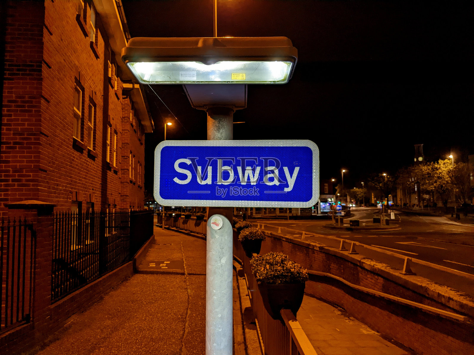 地铁信号灯在夜间照明照片摄影图片