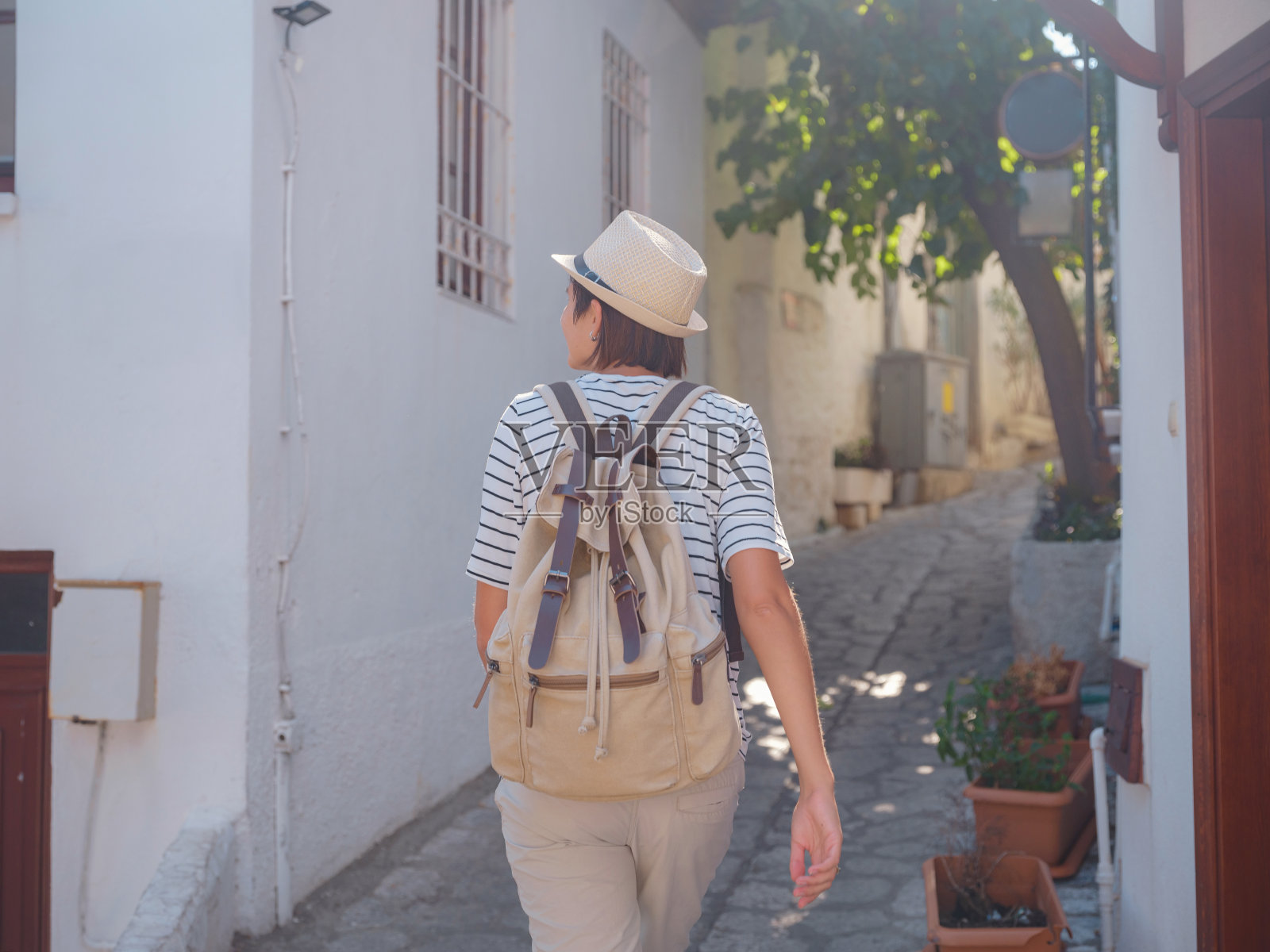 老马尔马里斯美丽街道上的女游客。照片摄影图片