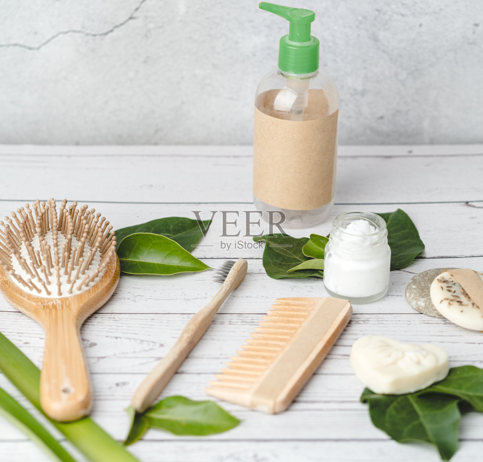 由木材、玻璃和有机成分等环保材料制成的美容配件照片摄影图片