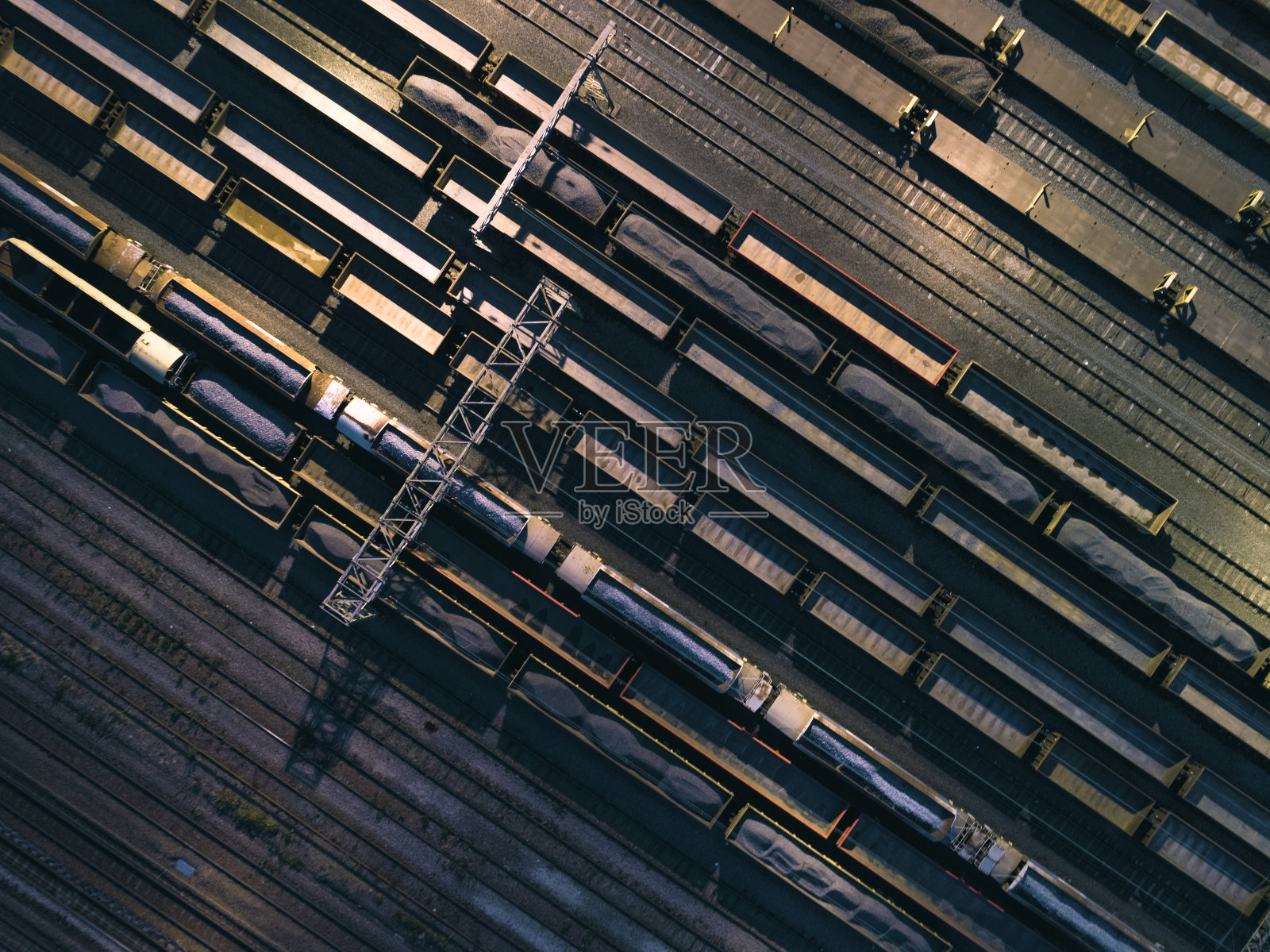 夜间火车站鸟瞰图照片摄影图片