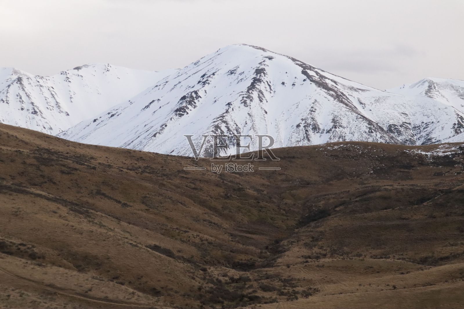 一个雪山和丘陵的镜头照片摄影图片